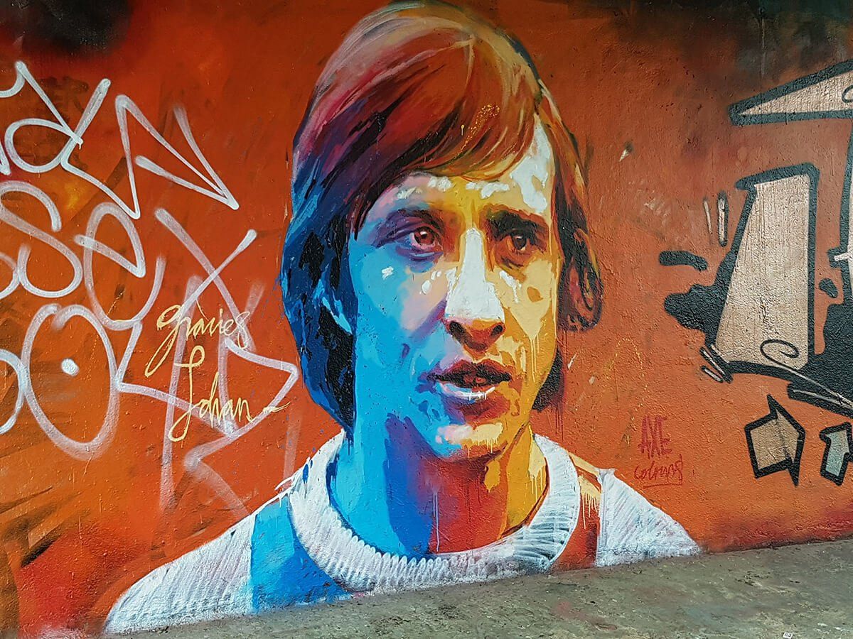 Een graffiti van Johan Cruyff op een muur Een graffiti van Johan Cruyff op een muur